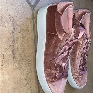 steve madden light pink velvet shoes